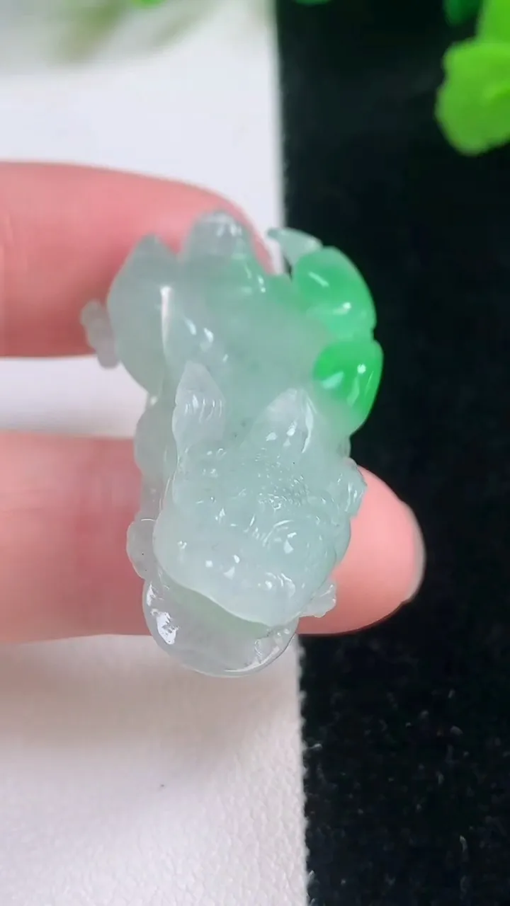 天然A货翡翠貔貅吊坠，尺寸39.5-17.8-13，重量:14.48g
11月28日