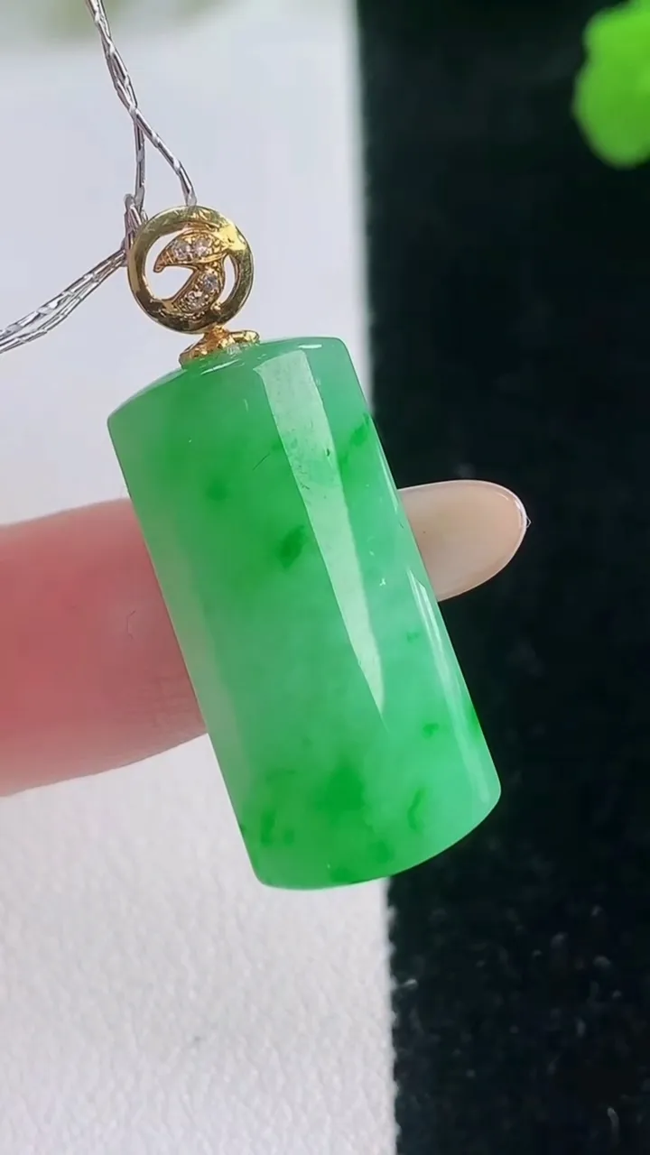 天然A货翡翠无事牌吊坠，尺寸24.4-11.4-4.3，重量:3.88g
11月28日
