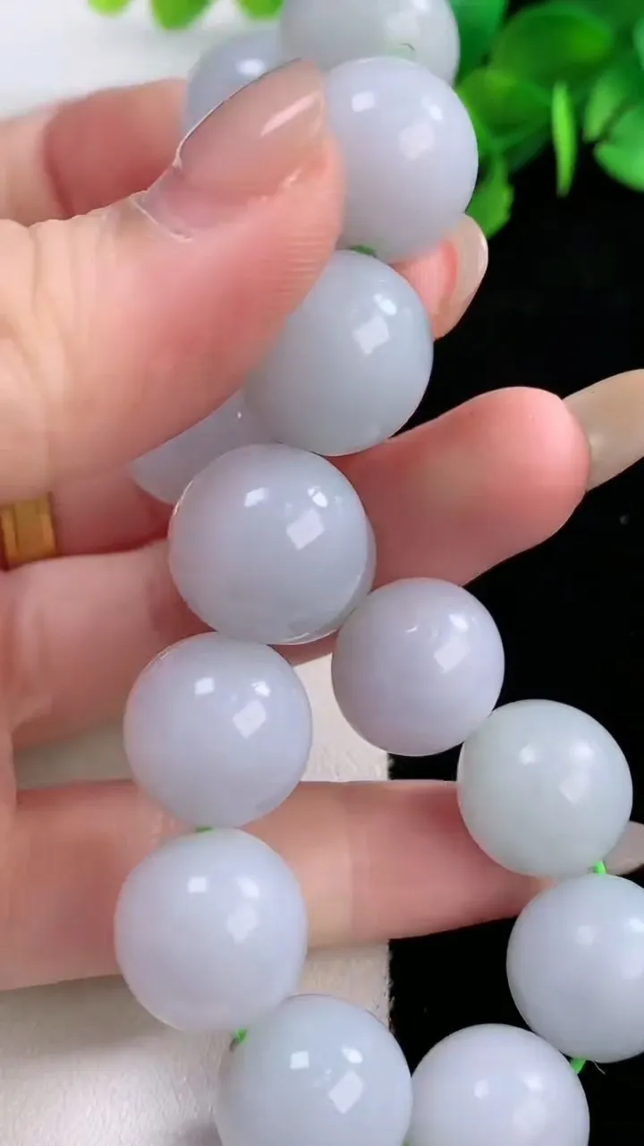 天然A货翡翠紫罗兰圆珠手串，尺寸13.7-15颗，重量:71.91g11月28日
工厂直销收藏佳品,种好水足，色泽均匀，有种有色，上手高大气！