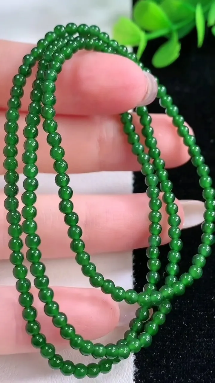 天然A货翡翠小米珠项链，尺寸2.8-178颗，重量:8.99g11月28日
工厂直销收藏佳品,种好水足，色泽均匀，有种有色，上手高大气！