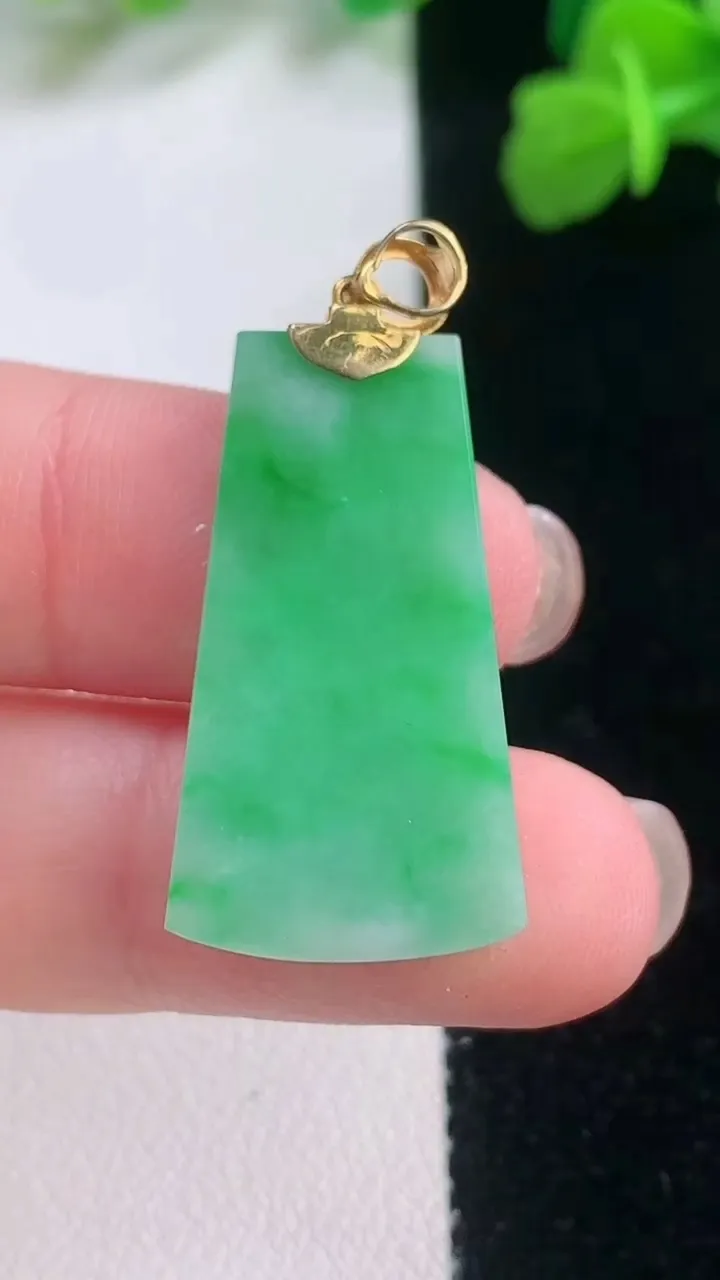 天然A货翡翠无事牌吊坠，尺寸28.6-14.8-2.6，重量:3.63g
11月28日
