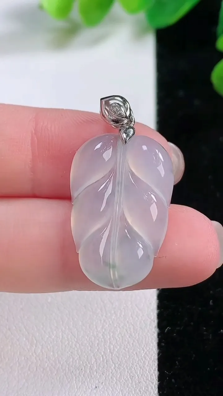 天然A货翡翠种飘花金枝玉叶 叶子吊坠，尺寸 23.7-15-3.3，重:3.45g
11月28日