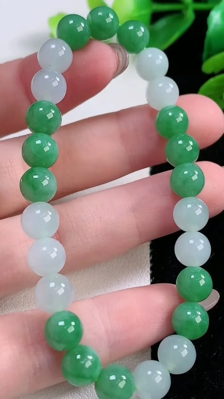 天然A货翡翠圆珠手串，尺寸 6.8-25 颗，重:17.59g11月28日
工厂直销收藏佳品,种好水足，色泽均匀，有种有色，上手高大气！