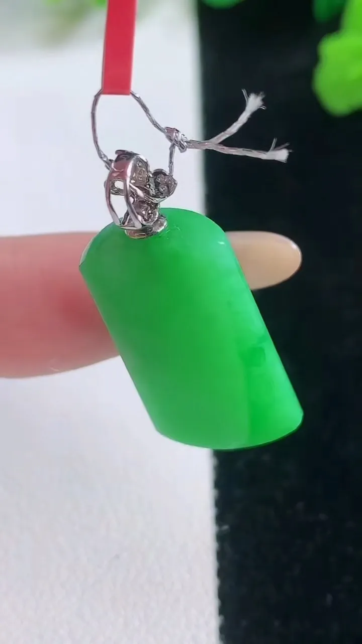 天然A货翡翠无事牌吊坠，尺寸25.2-12.8-4.8，重量:4.55g
11月28日