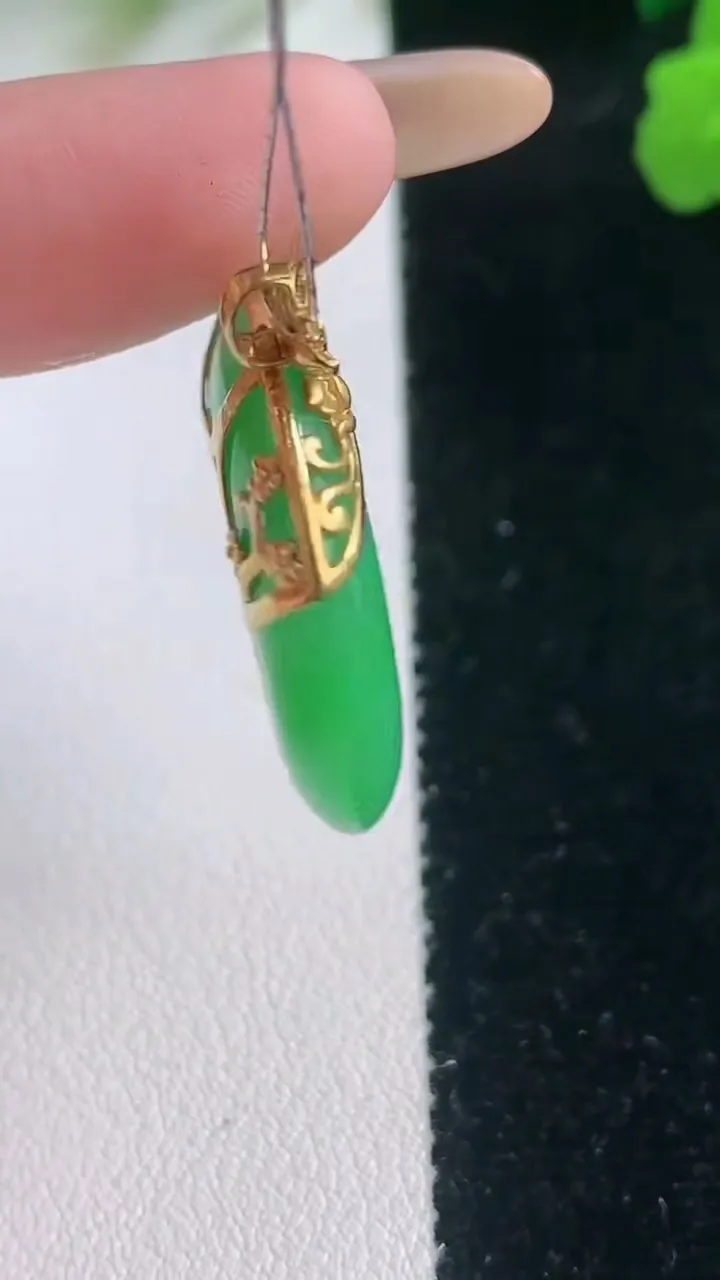 天然A货翡翠平安扣吊坠，尺寸24.7-5.6，重量:8.46g
11月28日
