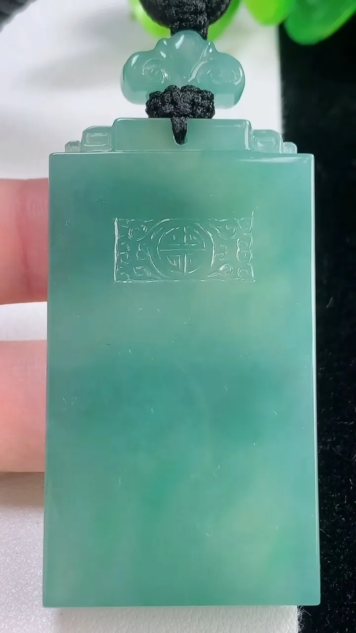 天然A货翡翠仿古无事牌吊坠，尺寸55-30.4-5.7，重量:35.60g
11月28日