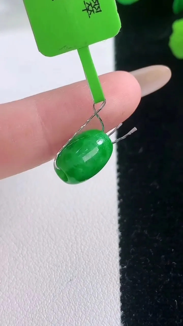 天然A货翡翠路路通吊坠，尺寸11-7.9，重量:1.82g
11月28日