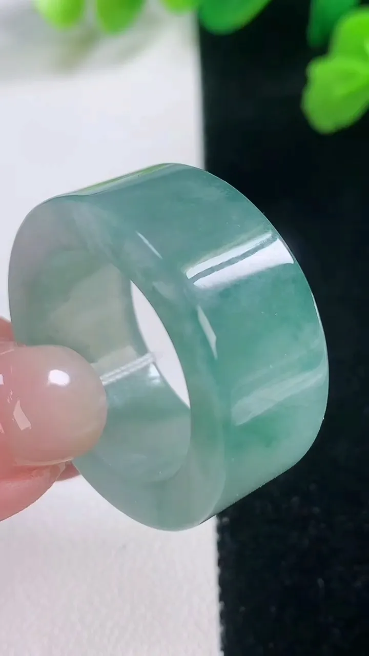 天然A货翡翠冰种飘花指环扳指，尺寸21.5-11.4-4.3，重量:15.41g2025年11月28