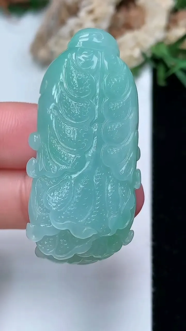 天然A货翡翠白菜吊坠，尺寸44.5-21.7-12.9，重量:20.70g
11月28日