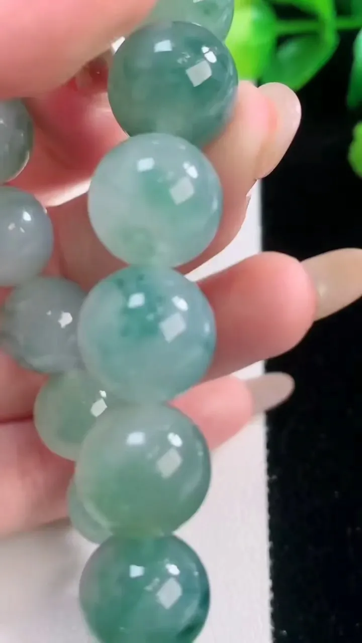 天然A货翡翠种飘花圆珠手串，尺寸12.6-16颗，重量:57.44g11月28日
工厂直销收藏佳品,种好水足，色泽均匀，有种有色，上手高大气！