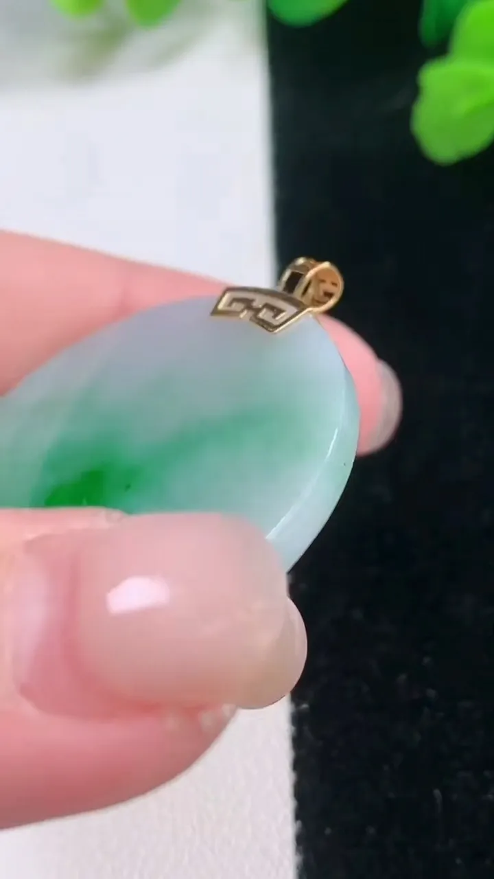 天然A货翡翠无事牌吊坠，尺寸32.6-3，重量:10.19g
11月28日