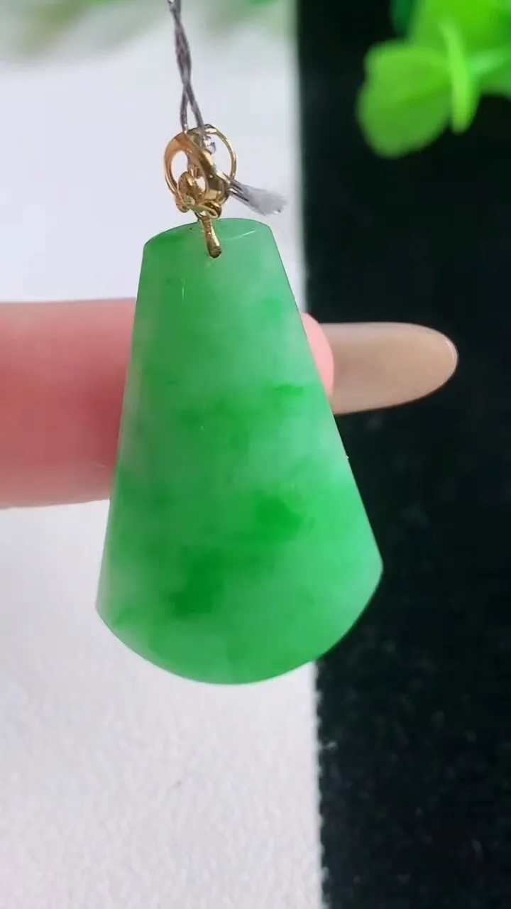 天然A货翡翠无事牌吊坠，尺寸32-18.6-5.2，重量:5.26g
11月28日
