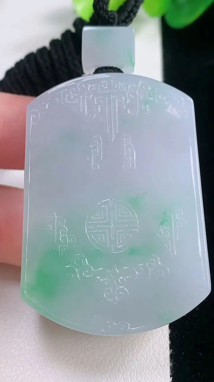 天然A货翡翠仿古无事牌吊坠，尺寸48.7-34.7-12.2，重量:66.14g
11月28日