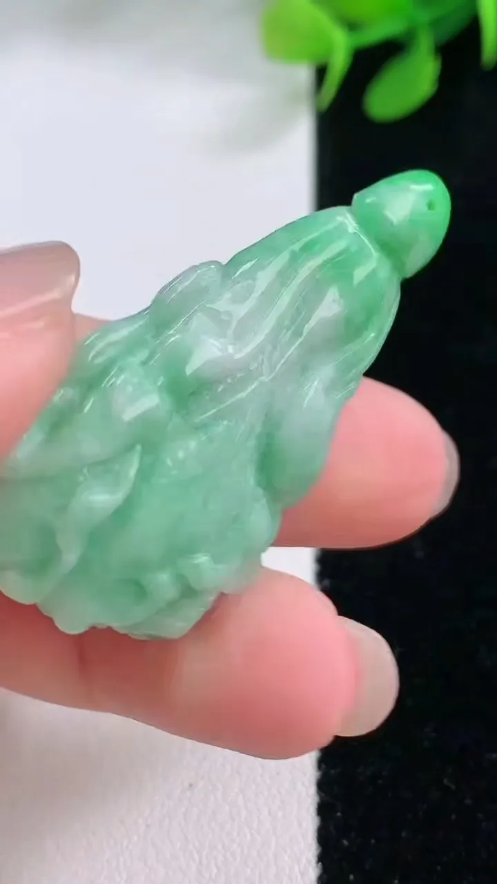 天然A货翡翠白菜吊坠，尺寸43-22.4-8.9，重量:11.23g
11月28日