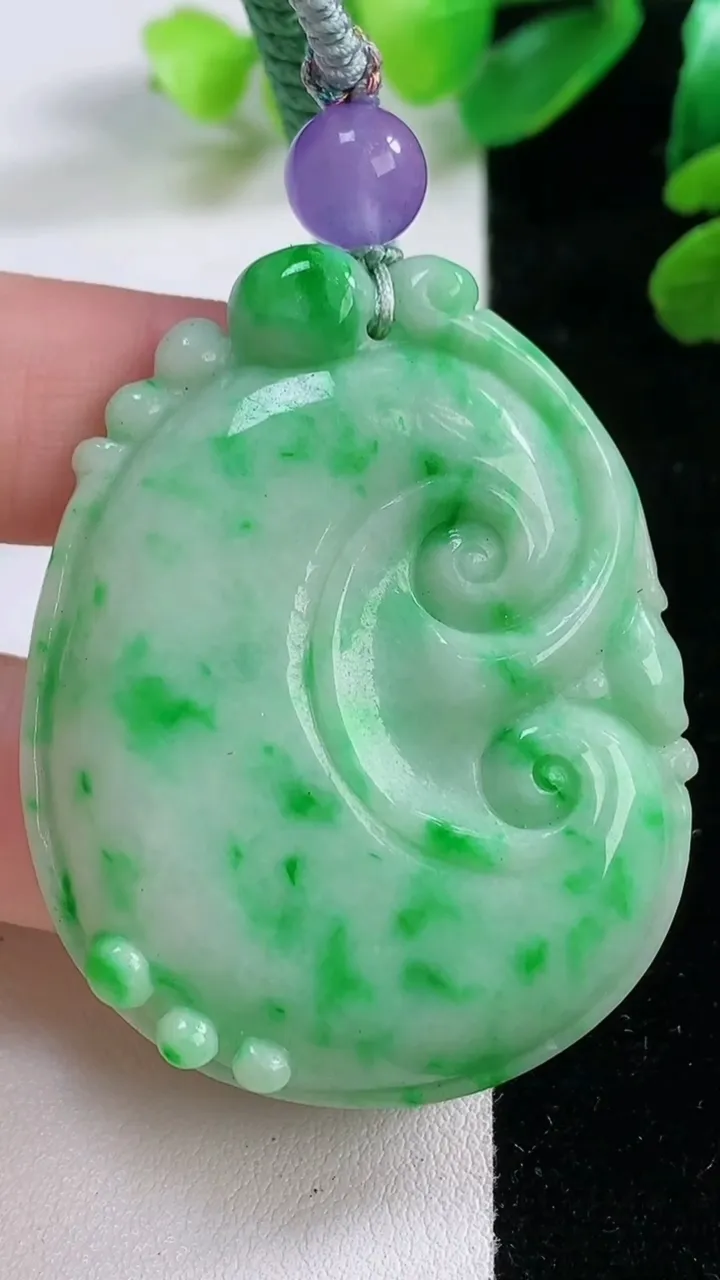 天然A货翡翠如意吊坠，尺寸 50.5-40-7，重:25.83g
11月28日