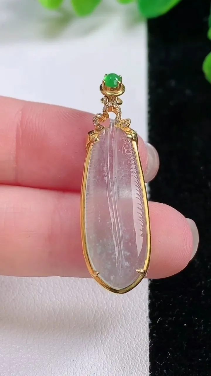 天然A货翡翠白冰羽毛吊坠，尺寸 37.5-11.5-5.1，重:2.78g
11月28日