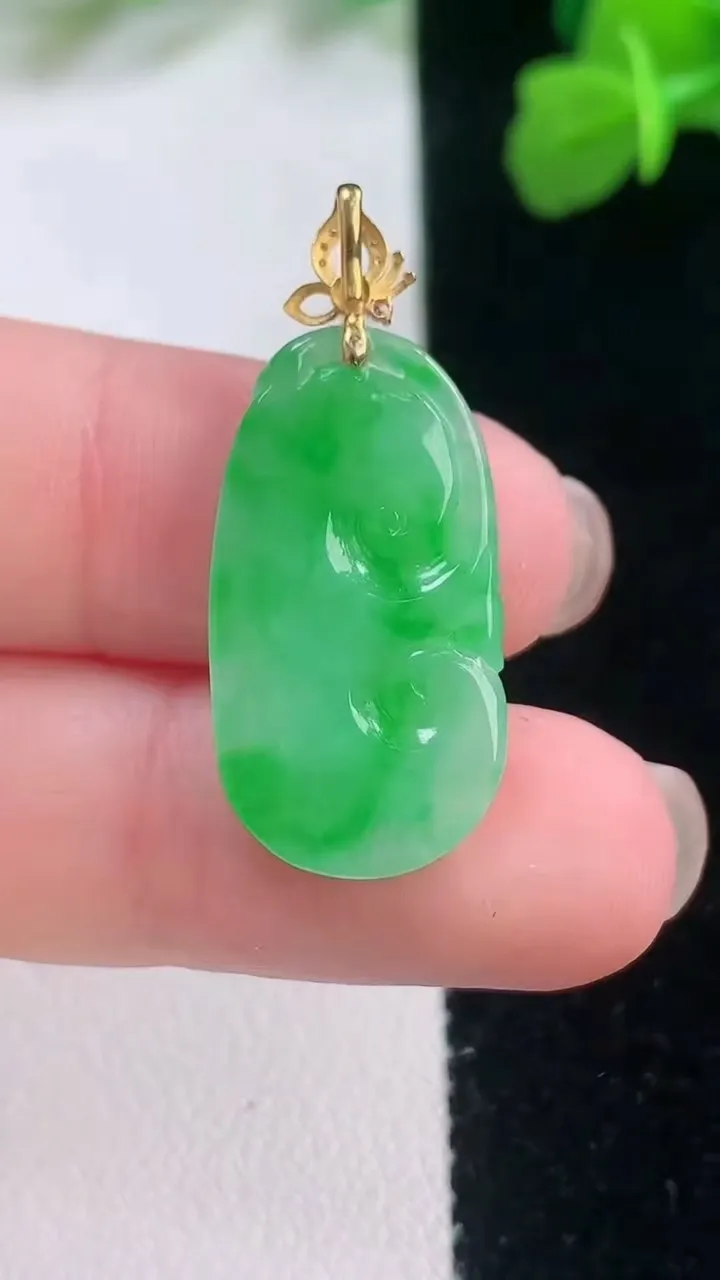 天然A货翡翠如意吊坠，尺寸23-13-2.9，重量:2.11g
11月28日