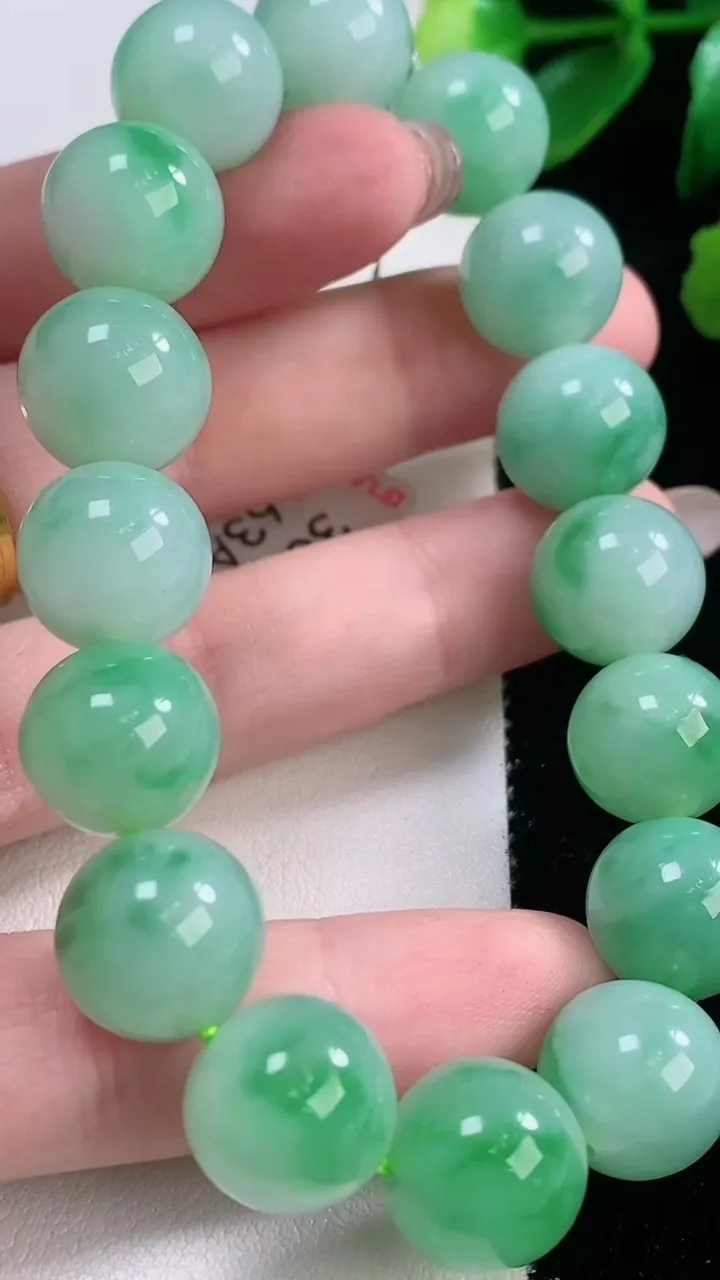 天然A货翡翠圆珠手串，尺寸12.4-16颗，重量:56.57g11月28日
工厂直销收藏佳品,种好水