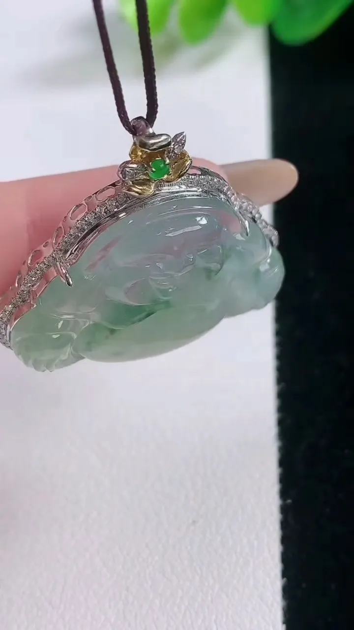 天然A货翡翠种佛公吊坠，尺寸33.2-33.4-8.7，裸石22-31.6重量:7.85g
11月28日