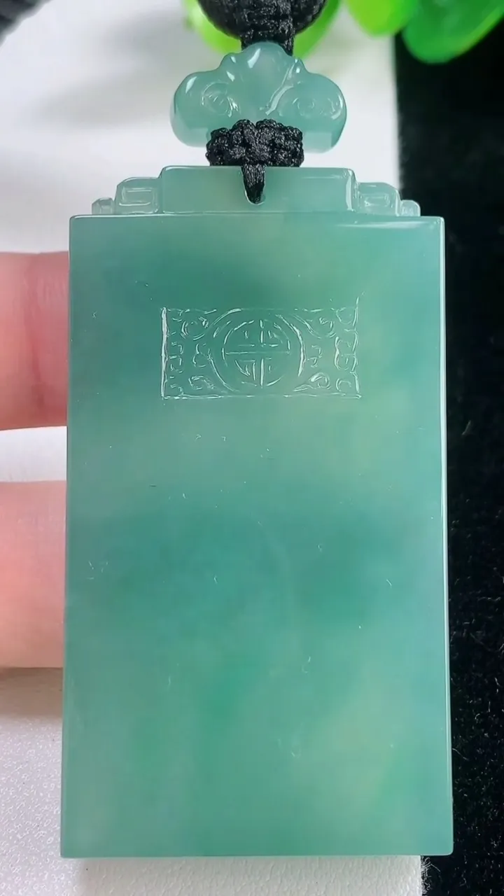 天然A货翡翠仿古无事牌吊坠，尺寸55-30.4-5.7，重量:35.60g
11月28日