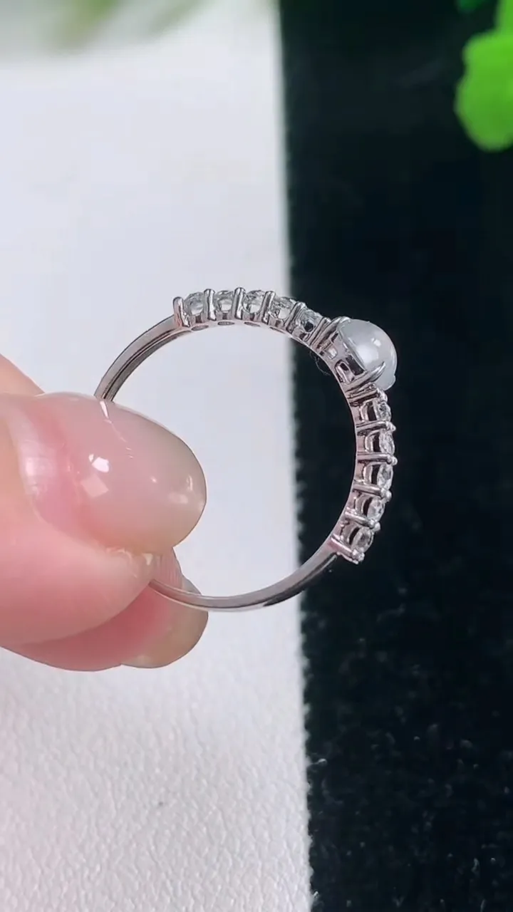 天然A货翡翠种白冰蛋面戒指，尺寸18-4.3-4.7，重量:1.37g2025年11月28日
工厂直销收藏佳品,种好水足，色泽均匀，有种有色，上手高大气！