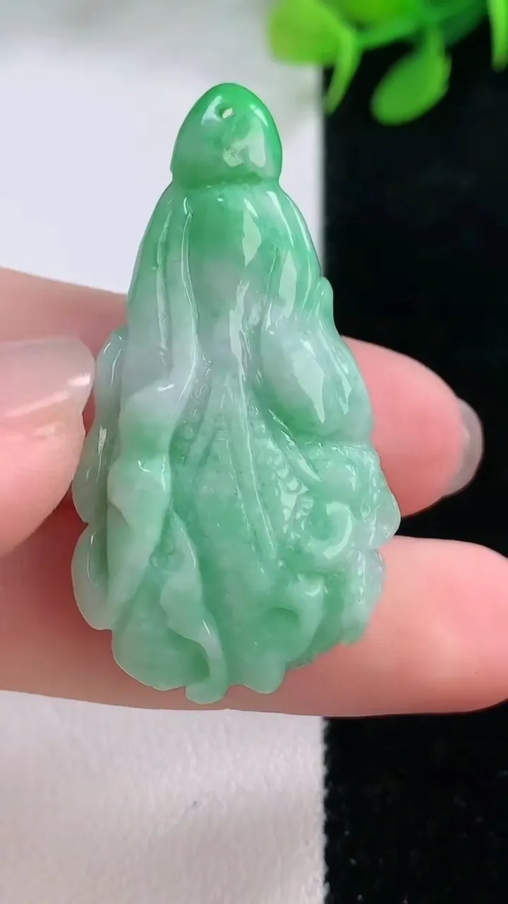 天然A货翡翠白菜吊坠，尺寸43-22.4-8.9，重量:11.23g
11月28日