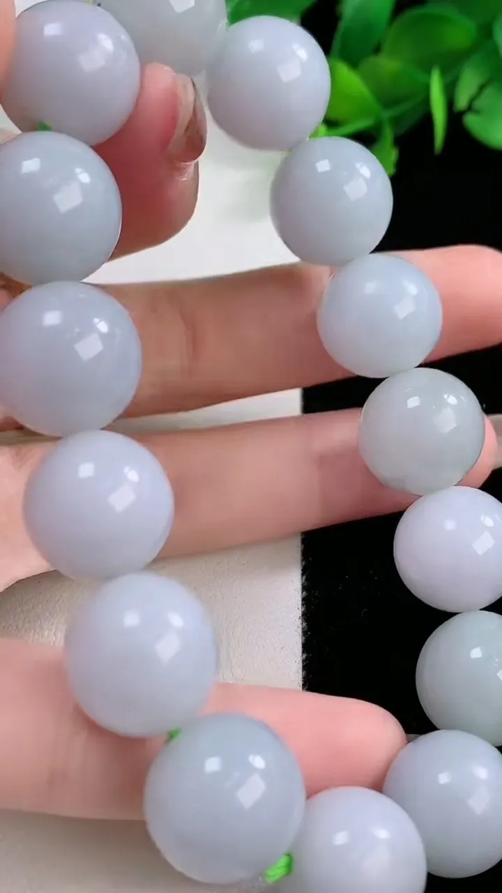 天然A货翡翠紫罗兰圆珠手串，尺寸13.7-15颗，重量:71.91g11月28日
工厂直销收藏佳品,