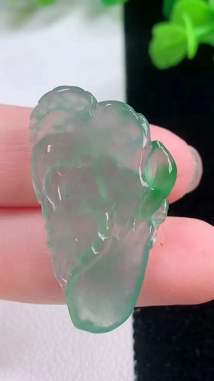 天然A货翡翠仙女吊坠，尺寸35.2-20-4，重量:5.03g
11月28日