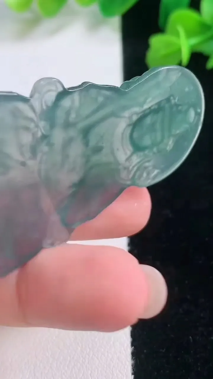 天然A货翡翠蓝水大势至菩萨吊坠，尺寸53.7-42.7-4.3，重量:13.56g
11月28日