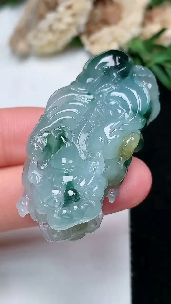 天然A货翡翠双彩貔貅吊坠，尺寸42.2-18.5-11.8，重量:20.02g
11月28日