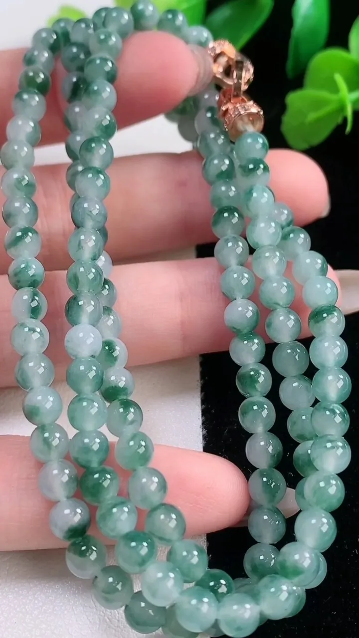 天然A货翡翠冰种飘花圆珠项链，尺寸5-127颗，重量:27.94g
11月28日