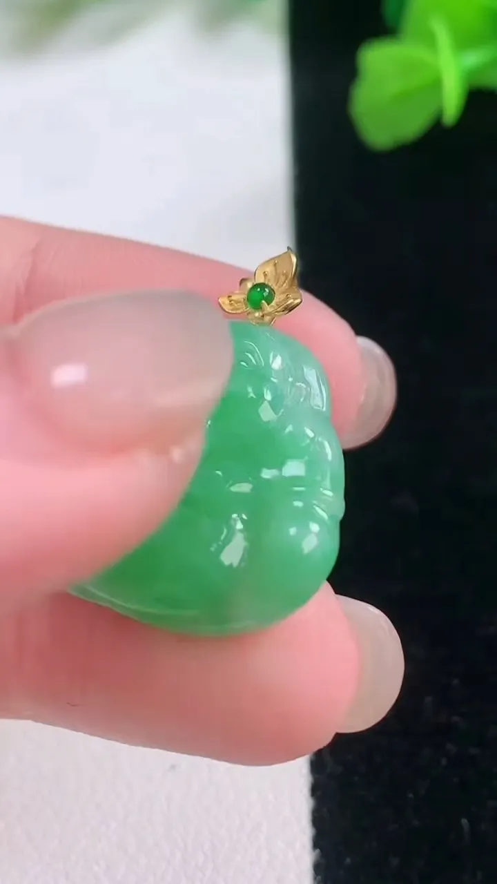 天然A货翡翠佛公吊坠，尺寸20-21.8-5.2，重量:4.01g
11月28日