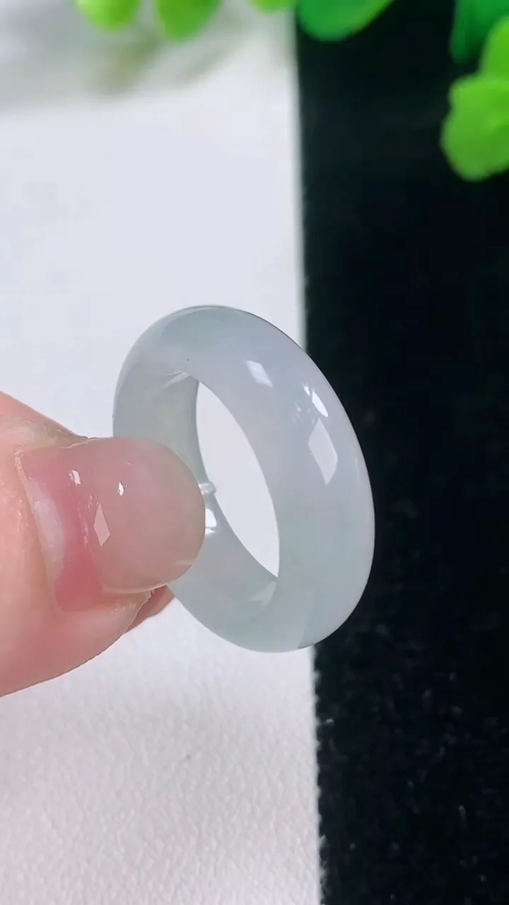 天然A货翡翠指环戒指，尺寸17.2-6.2-3.9，重量:4.66g2025年11月28日
工厂直销收藏佳品,种好水足，色泽均匀，有种有色，上手高大气！