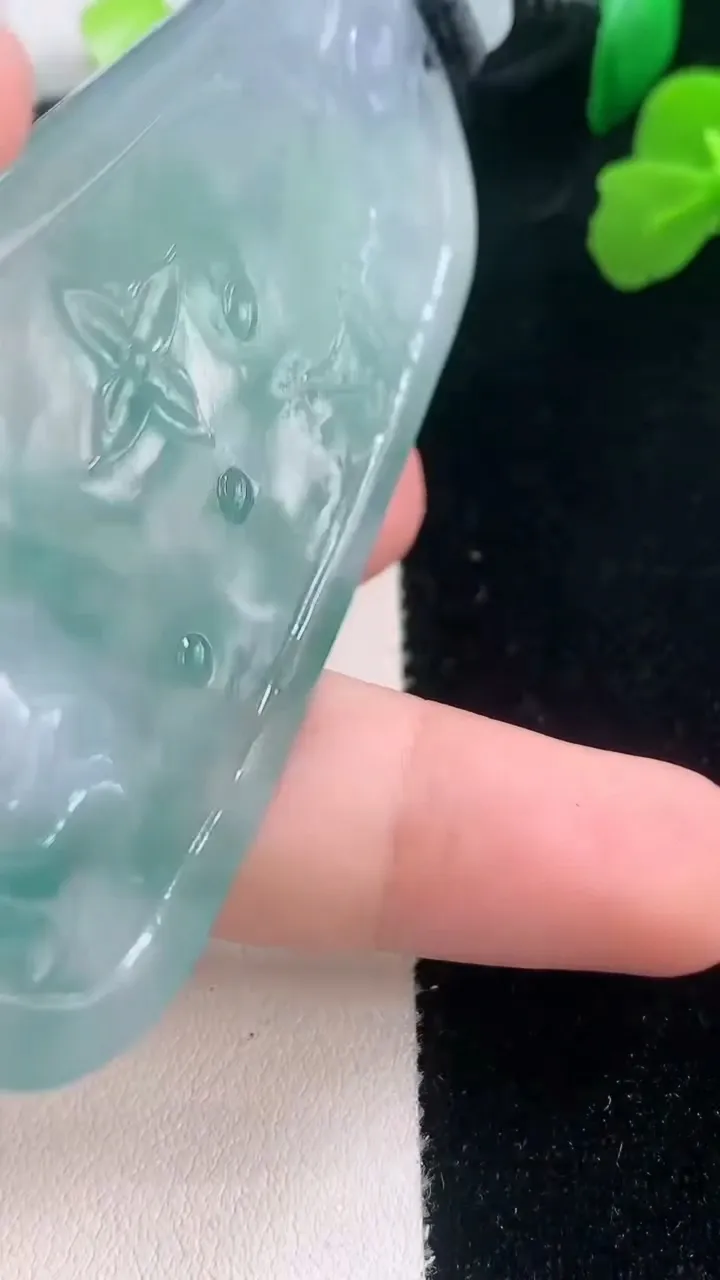 天然A货翡翠冰种紫罗兰飘花无相佛吊坠，尺寸78.5-39.8-4.6，重量:36.73g
11月28日