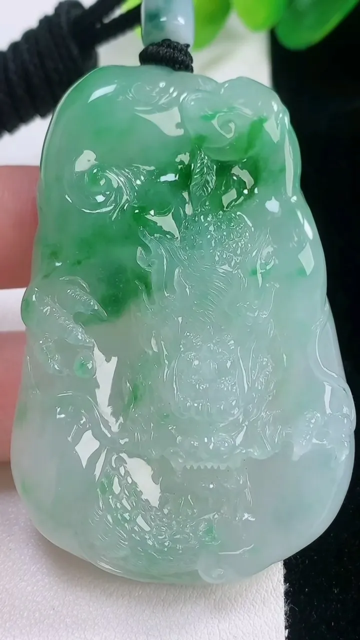天然A货翡翠龙牌吊坠，尺寸61-40.9-12.3，重量:57.75g
11月28日