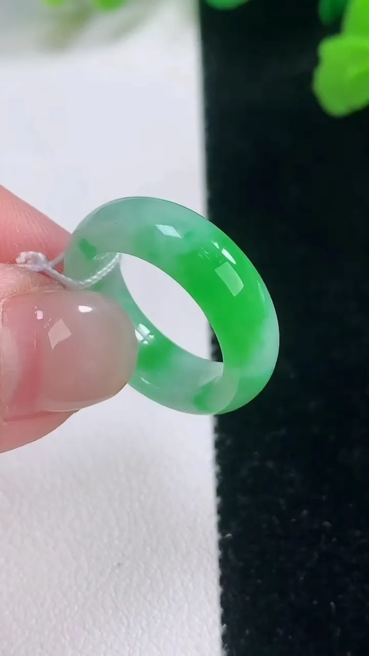 天然A货翡翠指环戒指，尺寸15.8-5.8-3，重量:3.80g2025年11月28日
工厂直销收藏