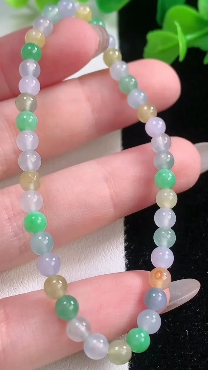 天然A货翡翠种三彩圆珠手串，尺寸4.6-41颗，重量:5.93g11月28日
工厂直销收藏佳品,种好水足，色泽均匀，有种有色，上手高大气！