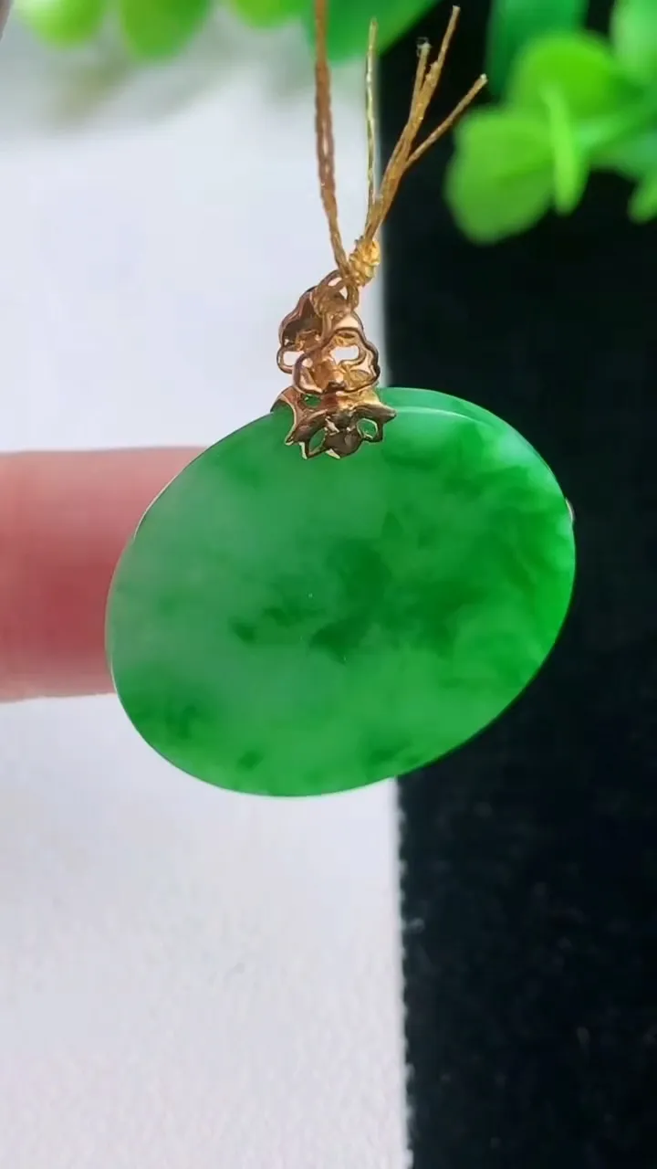 天然A货翡翠无事牌吊坠，尺寸23.8-2，重量:3.93g
11月28日