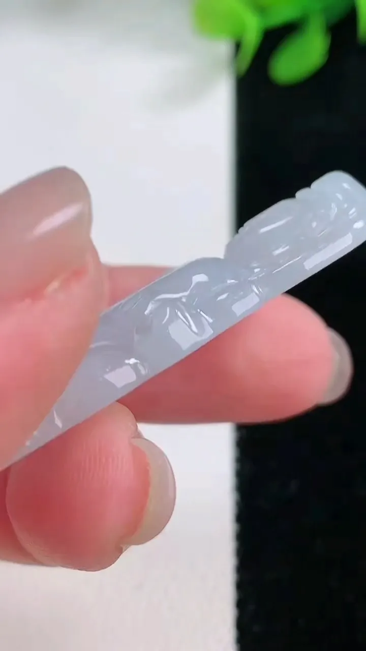 天然A货翡翠观音菩萨吊坠，尺寸49.6-22-5.9，重量:12.65g
11月28日