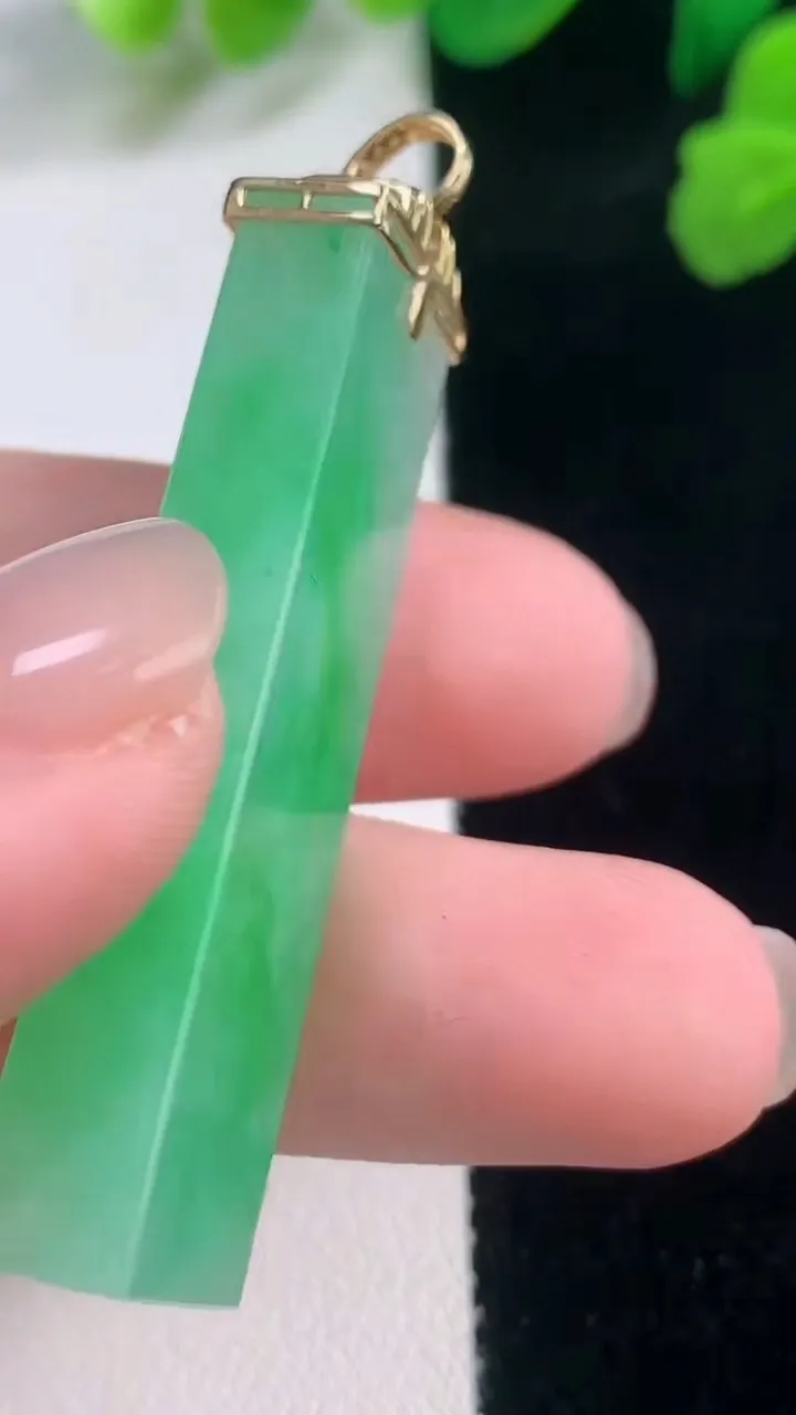 天然A货翡翠无事牌吊坠，尺寸45.2-12.4-6.7，重量:13.44g
11月28日
