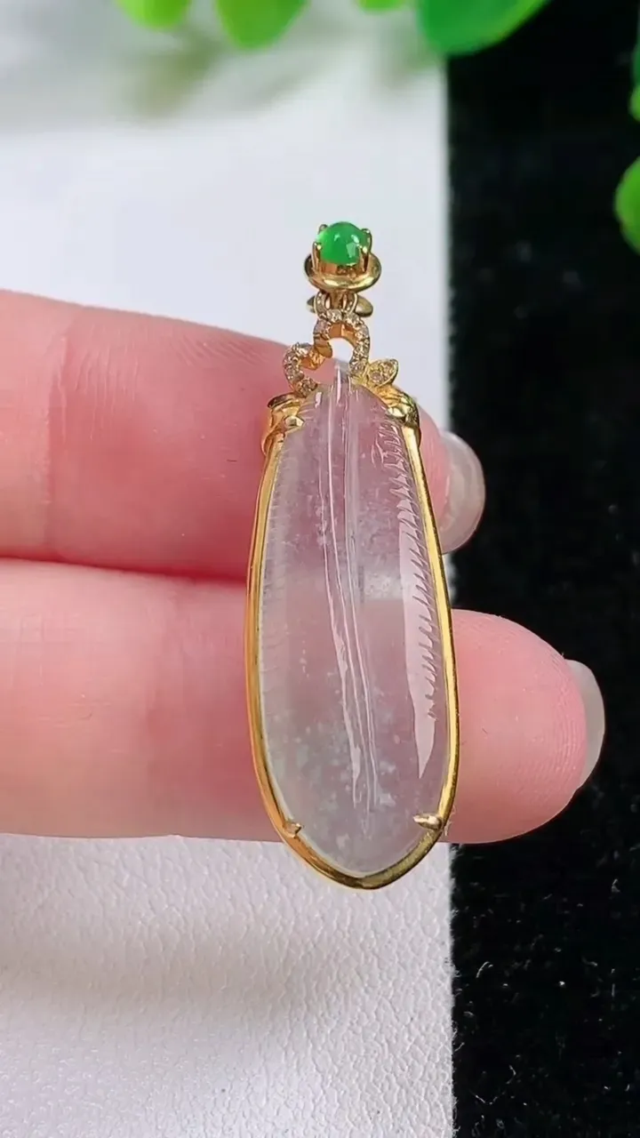 天然A货翡翠白冰羽毛吊坠，尺寸 37.5-11.5-5.1，重:2.78g
11月28日