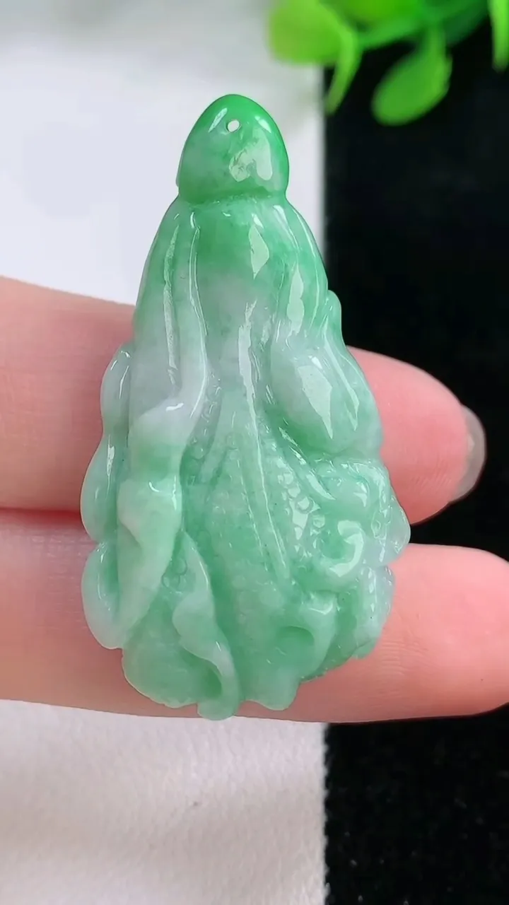 天然A货翡翠白菜吊坠，尺寸43-22.4-8.9，重量:11.23g
11月28日