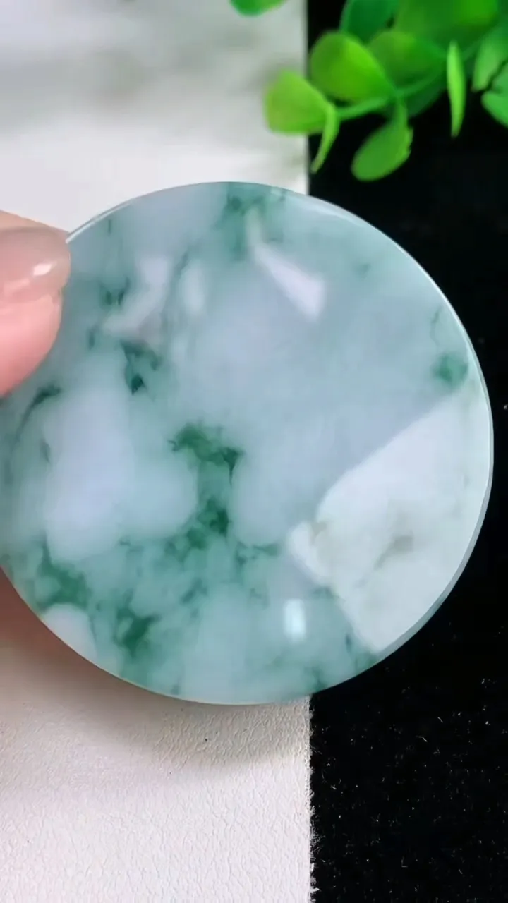 天然A货翡翠飘花无事牌镶嵌件，尺寸53.6-5.8，重量:45.36g
11月28日