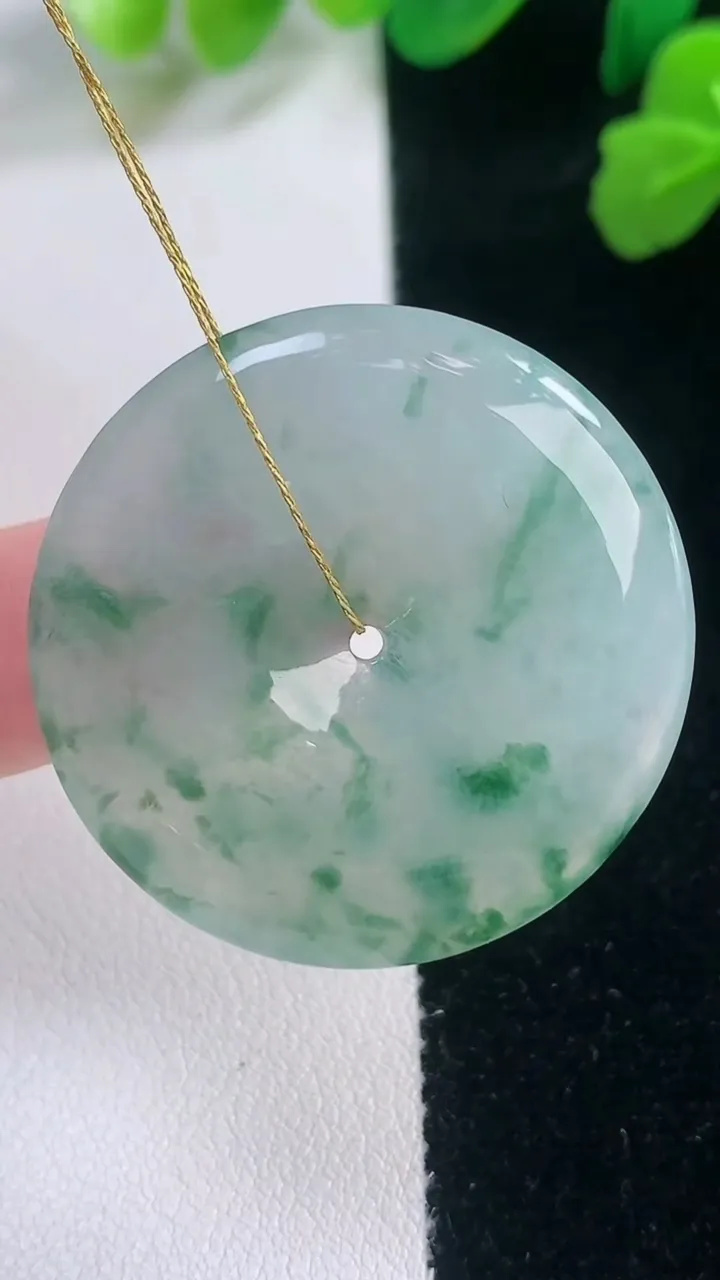 天然A货翡翠冰种飘花平安扣吊坠，尺寸33.7-5.7，重量:14.31g
11月28日