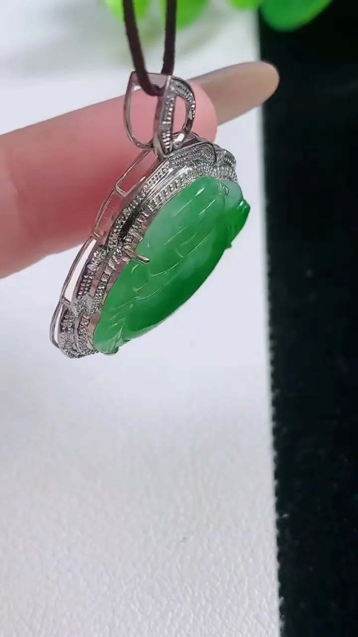 天然A货翡翠佛公吊坠，尺寸30.5-27.2-5.5，裸石17-24重量:4.38g
11月28日