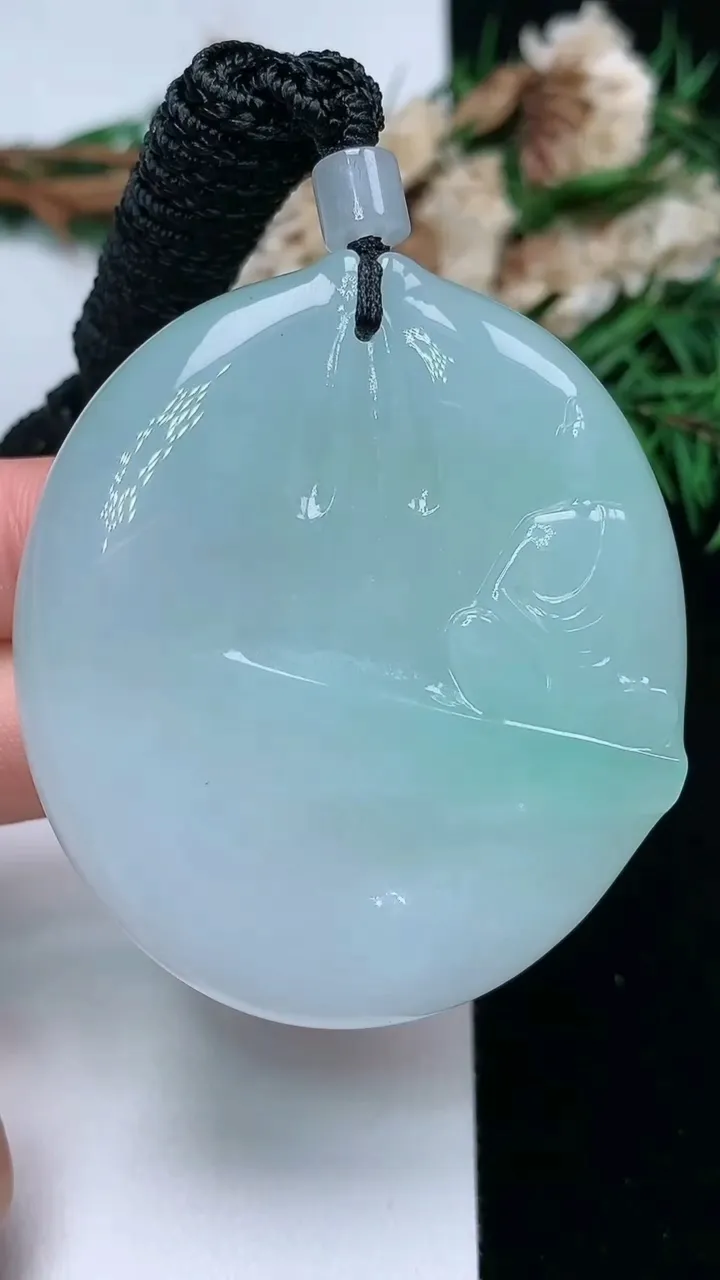 天然A货翡翠无相观音吊坠，尺寸53-46.8-11.3，重量:62.34g
11月28日