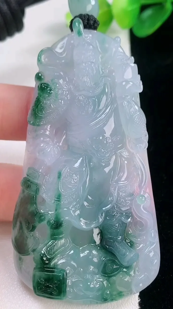 天然A货翡翠种飘花关公吊坠，尺寸73.3-37.8-11.6，重量:59.33g
11月28日