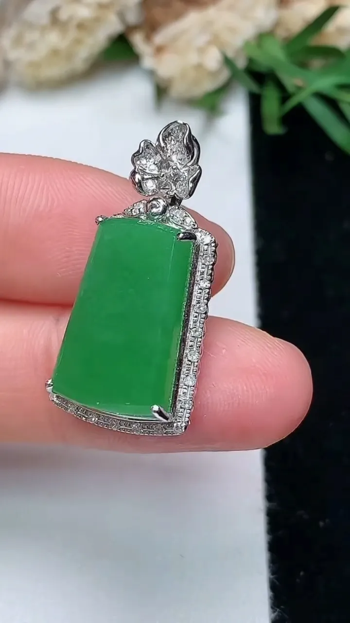 天然A货翡翠无事牌吊坠，尺寸27.8-13.4-7.7裸石16.9-10，重量:3.19g
11月28日