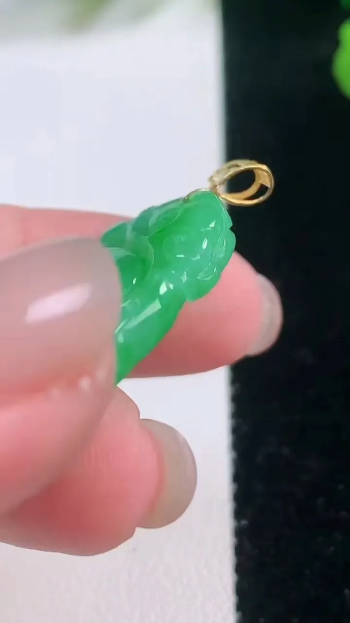 天然A货翡翠如意吊坠，尺寸32-20-5.9，重量:8.17g
11月28日