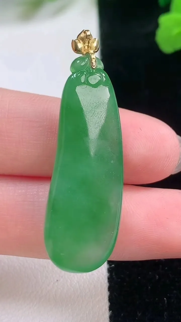 天然A货翡翠福瓜吊坠，尺寸37.5-13-6.3，重量:6.67g
11月28日